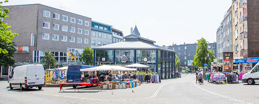 Auch außerhalb der Markttage und -zeiten findest Du am Remscheider Marktplatz so einiges zum einkaufen, essen und entdecken. Hier erfährst Du, welche Geschäfte Du rund um den Marktplatz in Remscheid finden kannst und was sie Dir bieten können.