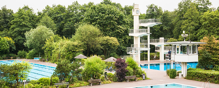 Sprungturm im Hildener Waldbad Sprungturm im Hildener Waldbad