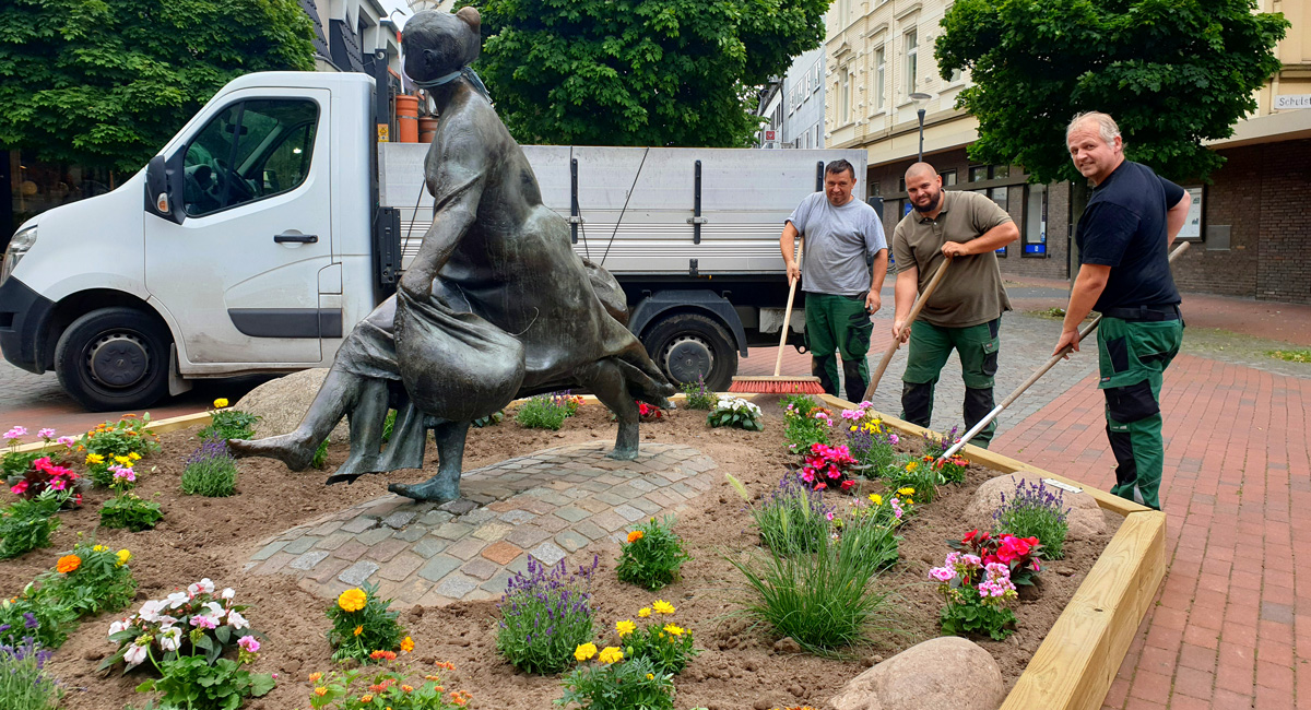 Garten-Landschaftsbau-Meyer-Hilden-Stadtmarketing-Skulptur-Eilige-Einkaeuferin-FB